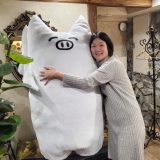 しろいぶたの巨大ぬいぐるみを作っていただきました！