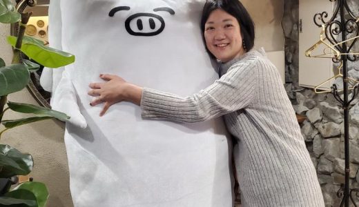 しろいぶたの巨大ぬいぐるみを作っていただきました！